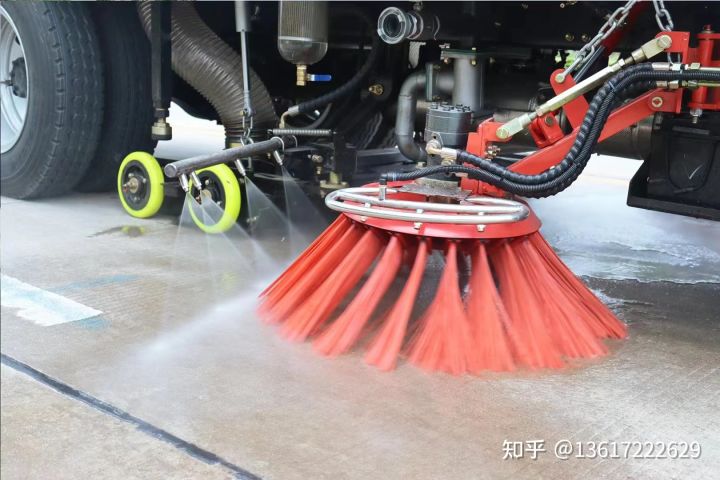 東風天錦洗掃車掃刷和吸盤的正確調試方法